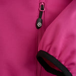 Ist dein Kind bereit für das ultimative Outdoor-Erlebnis? Dann begleitet dich die Color Kids Softshell Fleece Jacke auf den Abenteuern durch die Natur. Diese technische Jacke ist nicht nur ein modisches Statement, sondern auch der perfekte Begleiter, wenn es darum geht, Komfort und Funktionalität zu vereinen.

Hergestellt aus hochwertigem Softshell-Material bietet diese Jacke eine unschlagbare Kombination aus Atmungsaktivität und Wetterschutz. Egal, ob du mit deiner Familie auf dem Trail wanderst, dich auf 