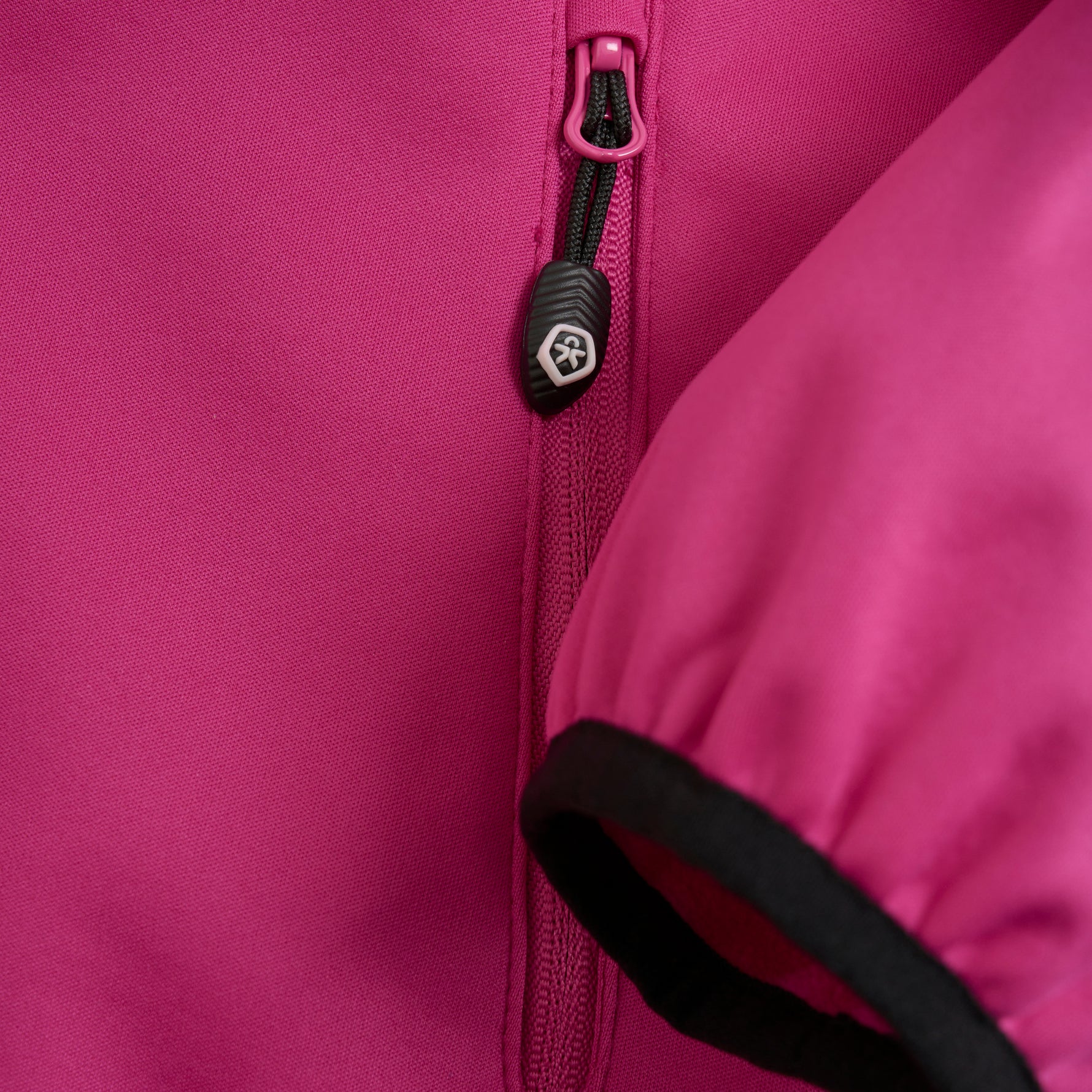 Ist dein Kind bereit für das ultimative Outdoor-Erlebnis? Dann begleitet dich die Color Kids Softshell Fleece Jacke auf den Abenteuern durch die Natur. Diese technische Jacke ist nicht nur ein modisches Statement, sondern auch der perfekte Begleiter, wenn es darum geht, Komfort und Funktionalität zu vereinen.

Hergestellt aus hochwertigem Softshell-Material bietet diese Jacke eine unschlagbare Kombination aus Atmungsaktivität und Wetterschutz. Egal, ob du mit deiner Familie auf dem Trail wanderst, dich auf 