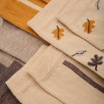 Dieses 5er Set Socken von MINYMO besticht durch herbstliche Farbtöne und saisonale Muster, ideal für die kühle Jahreszeit.