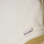 Der Rib Body von MINYMO überzeugt durch sein angenehmes Material und zeitloses Design – ein Must-have für jeden Kleiderschrank.