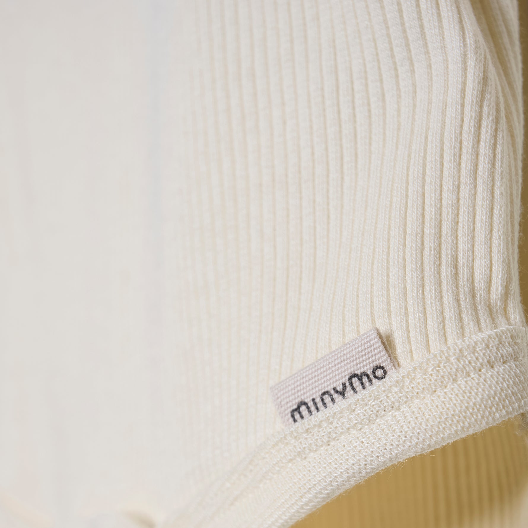 Der Rib Body von MINYMO überzeugt durch sein angenehmes Material und zeitloses Design – ein Must-have für jeden Kleiderschrank.