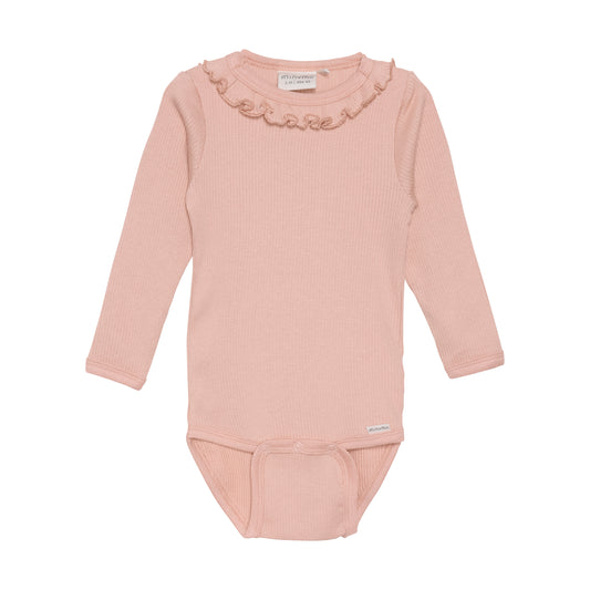 Dieses rosa Body mit verspieltem Rüschenkragen von MINYMO verleiht jedem Outfit einen charmanten Akzent.