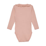 Dieses rosa Body mit verspieltem Rüschenkragen von MINYMO verleiht jedem Outfit einen charmanten Akzent.