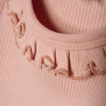 Dieses rosa Body mit verspieltem Rüschenkragen von MINYMO verleiht jedem Outfit einen charmanten Akzent.