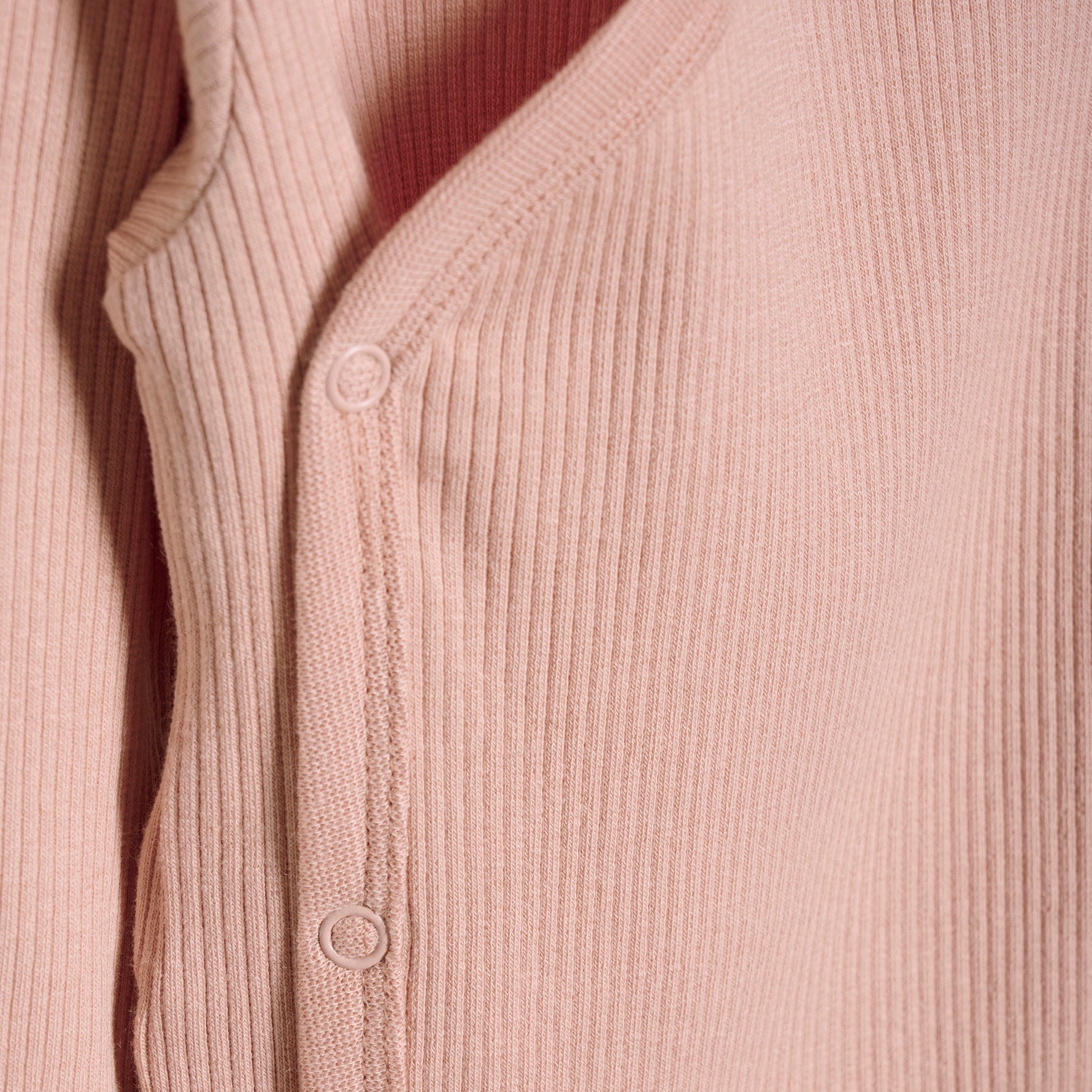 Der rosa Rib-Body von MINYMO bietet eine bequeme Passform und sanfte Unterstützung für den ganzen Tag.