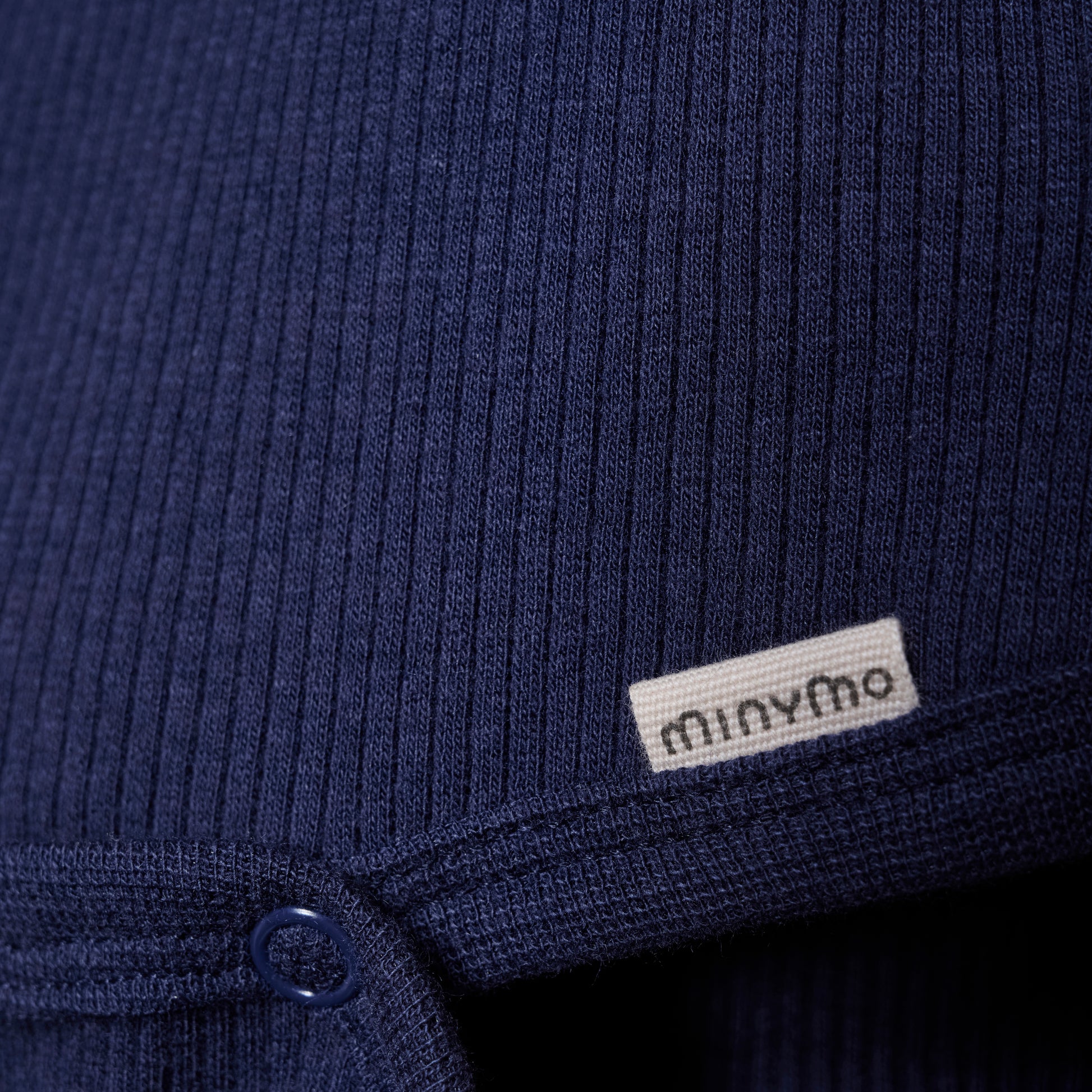 Der dunkelblaue Rib-Body von MINYMO bietet angenehmen Tragekomfort und eine liebevolle Passform für Ihr Kind.