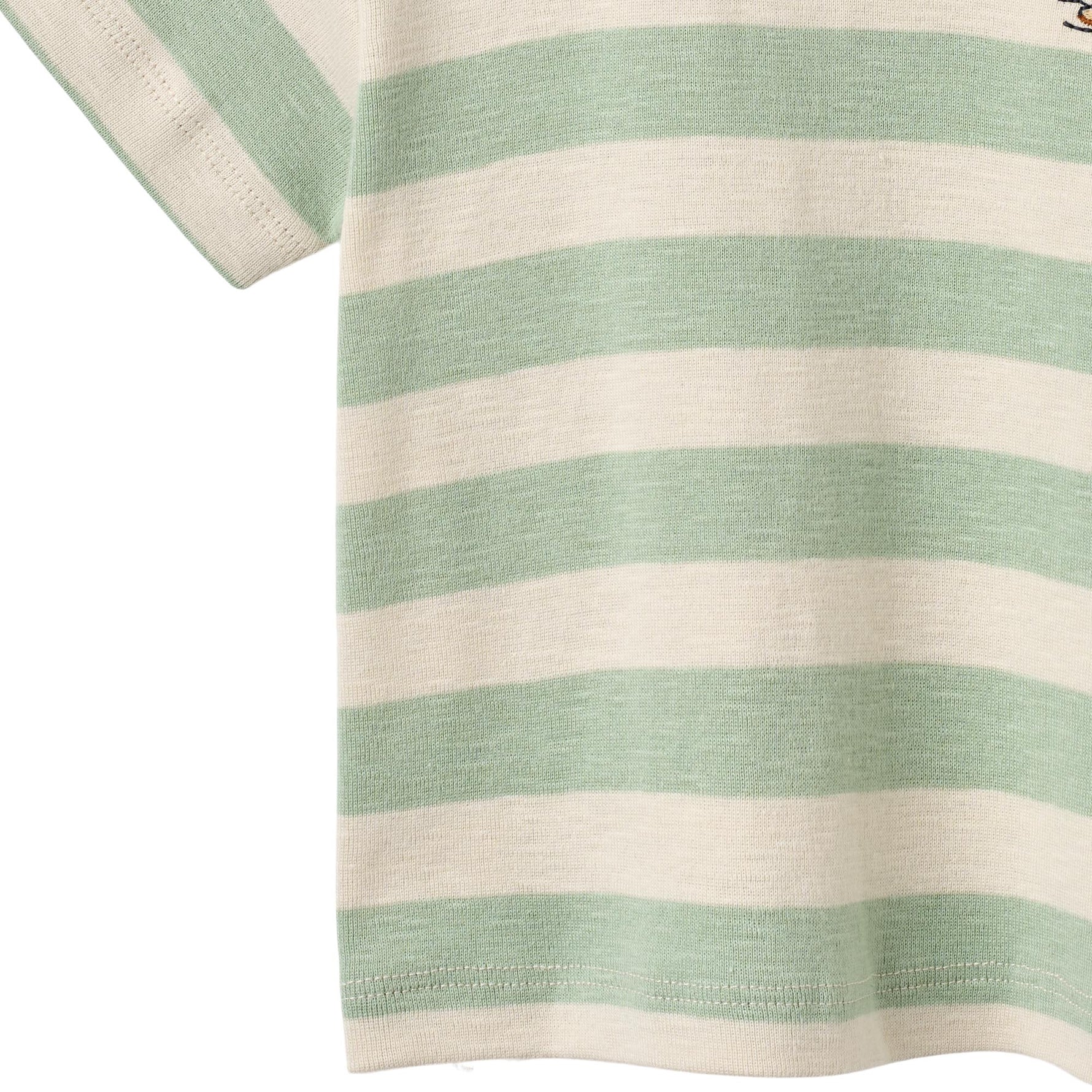 Klassisches Kurzarm-T-Shirt mit feinen Streifen von WHEAT. Das Liam besticht durch seine zeitlose Silhouette und den hohen Tragekomfort. Gefertigt aus 100% Bio-Baumwolle, bietet es sanfte Haptik und Atmungsaktivität für den Alltag. Ein vielseitiges Basics-Piece, das sich mühelos kombinieren lässt.