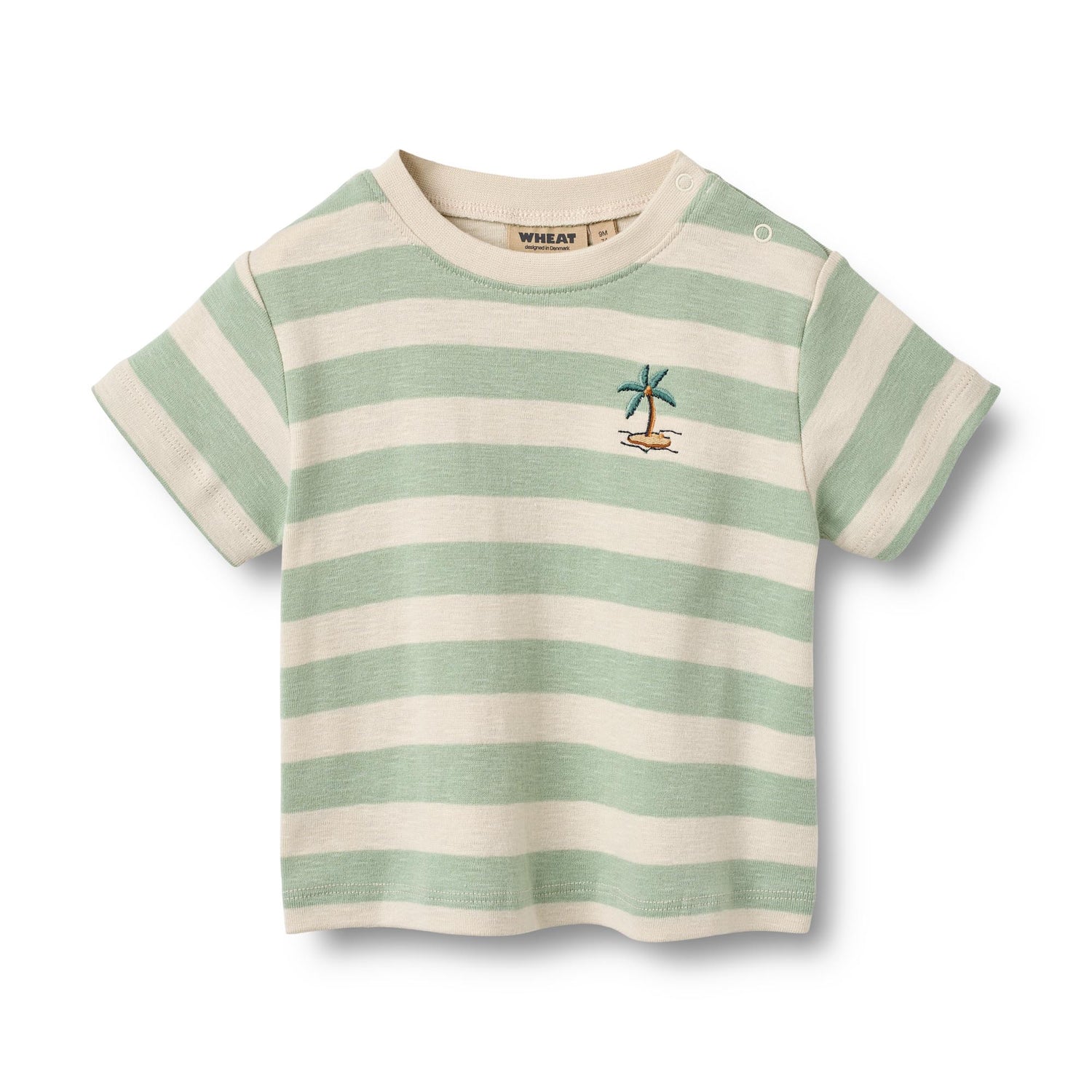 Klassisches Kurzarm-T-Shirt mit feinen Streifen von WHEAT. Das Liam besticht durch seine zeitlose Silhouette und den hohen Tragekomfort. Gefertigt aus 100% Bio-Baumwolle, bietet es sanfte Haptik und Atmungsaktivität für den Alltag. Ein vielseitiges Basics-Piece, das sich mühelos kombinieren lässt.