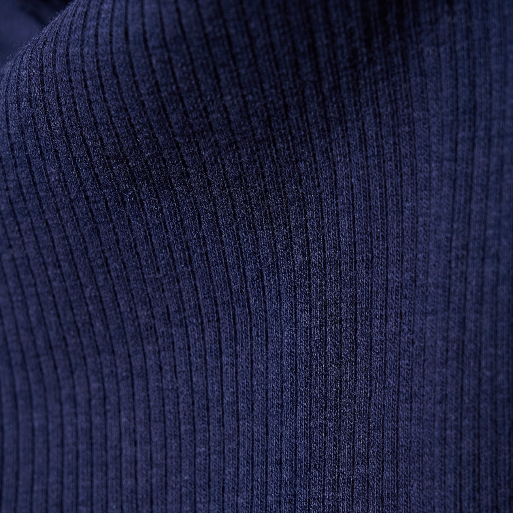 Diese dunkelblauen Rib-Leggings von MINYMO überzeugen durch ihre hochwertige Rippstruktur und bieten eine elegante, zeitlose Ergänzung für jede Garderobe.