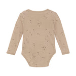 Entdecken Sie den Komfort und die Weichheit von unserem langarm Body in beige mit einem süßen Pusteblumenprint aus hochwertiger Wolle und Seide. Perfekt für empfindliche Haut und optimal für kalte Tage