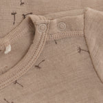 Entdecken Sie den Komfort und die Weichheit von unserem langarm Body in beige mit einem süßen Pusteblumenprint aus hochwertiger Wolle und Seide. Perfekt für empfindliche Haut und optimal für kalte Tage