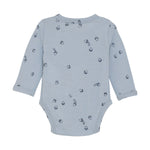 Entdecken Sie den Komfort und die Weichheit von unserem langarm Body in hellblau mit einem süßen Eichelprint aus hochwertiger Wolle und Seide. Perfekt für empfindliche Haut und optimal für kalte Tage.&nbsp;