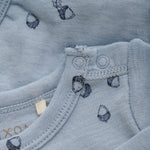 Entdecken Sie den Komfort und die Weichheit von unserem langarm Body in hellblau mit einem süßen Eichelprint aus hochwertiger Wolle und Seide. Perfekt für empfindliche Haut und optimal für kalte Tage.&nbsp;