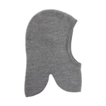 Die Soft Wool Balaclava von Celavi ist die perfekte Wahl für kalte Tage. Die Kopfbedeckung aus 100% Wolle hält Kopf, Ohren und Nacken angenehm warm und bietet optimalen Schutz vor Wind und Kälte. Das weiches Material schmiegt sich komfortabel an und kratzt nicht auf der Haut. In Grau ist die Balaclava ein stilvolles Accessoire für Kinder und Erwachsene. Ideal für Herbst und Winter, beim Spielen im Freien oder für den täglichen Gebrauch.