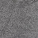 Die Soft Wool Balaclava von Celavi ist die perfekte Wahl für kalte Tage. Die Kopfbedeckung aus 100% Wolle hält Kopf, Ohren und Nacken angenehm warm und bietet optimalen Schutz vor Wind und Kälte. Das weiches Material schmiegt sich komfortabel an und kratzt nicht auf der Haut. In Grau ist die Balaclava ein stilvolles Accessoire für Kinder und Erwachsene. Ideal für Herbst und Winter, beim Spielen im Freien oder für den täglichen Gebrauch.