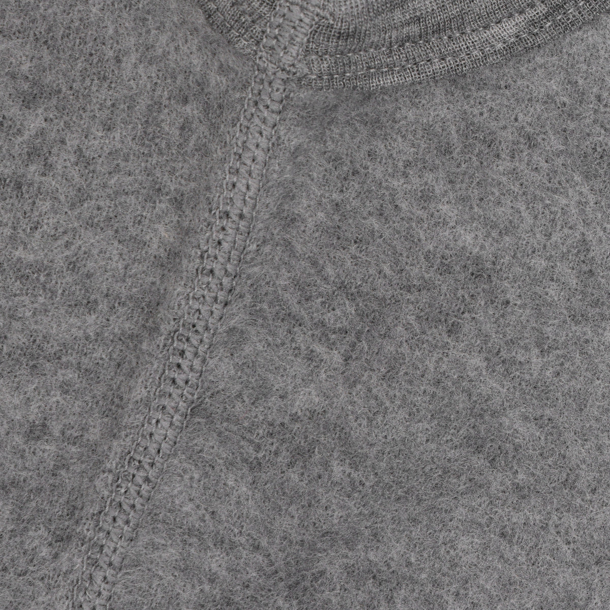Die Soft Wool Balaclava von Celavi ist die perfekte Wahl für kalte Tage. Die Kopfbedeckung aus 100% Wolle hält Kopf, Ohren und Nacken angenehm warm und bietet optimalen Schutz vor Wind und Kälte. Das weiches Material schmiegt sich komfortabel an und kratzt nicht auf der Haut. In Grau ist die Balaclava ein stilvolles Accessoire für Kinder und Erwachsene. Ideal für Herbst und Winter, beim Spielen im Freien oder für den täglichen Gebrauch.
