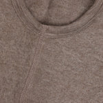 Die Soft Wool Balaclava von Celavi ist die perfekte Wahl für kalte Tage. Die Kopfbedeckung aus 100% Wolle hält Kopf, Ohren und Nacken angenehm warm und bietet optimalen Schutz vor Wind und Kälte. Das weiches Material schmiegt sich komfortabel an und kratzt nicht auf der Haut. In Braun ist die Balaclava ein stilvolles Accessoire für Kinder und Erwachsene. Ideal für Herbst und Winter, beim Spielen im Freien oder für den täglichen Gebrauch.
