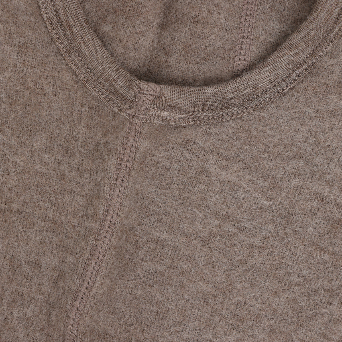 Die Soft Wool Balaclava von Celavi ist die perfekte Wahl für kalte Tage. Die Kopfbedeckung aus 100% Wolle hält Kopf, Ohren und Nacken angenehm warm und bietet optimalen Schutz vor Wind und Kälte. Das weiches Material schmiegt sich komfortabel an und kratzt nicht auf der Haut. In Braun ist die Balaclava ein stilvolles Accessoire für Kinder und Erwachsene. Ideal für Herbst und Winter, beim Spielen im Freien oder für den täglichen Gebrauch.
