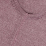 Die Soft Wool Balaclava von Celavi ist die perfekte Wahl für kalte Tage. Die Kopfbedeckung aus 100% Wolle hält Kopf, Ohren und Nacken angenehm warm und bietet optimalen Schutz vor Wind und Kälte. Das weiches Material schmiegt sich komfortabel an und kratzt nicht auf der Haut. In zartem Rosa ist die Balaclava ein stilvolles Accessoire für Kinder und Erwachsene. Ideal für Herbst und Winter, beim Spielen im Freien oder für den täglichen Gebrauch.