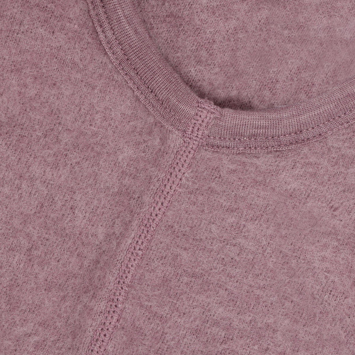 Die Soft Wool Balaclava von Celavi ist die perfekte Wahl für kalte Tage. Die Kopfbedeckung aus 100% Wolle hält Kopf, Ohren und Nacken angenehm warm und bietet optimalen Schutz vor Wind und Kälte. Das weiches Material schmiegt sich komfortabel an und kratzt nicht auf der Haut. In zartem Rosa ist die Balaclava ein stilvolles Accessoire für Kinder und Erwachsene. Ideal für Herbst und Winter, beim Spielen im Freien oder für den täglichen Gebrauch.