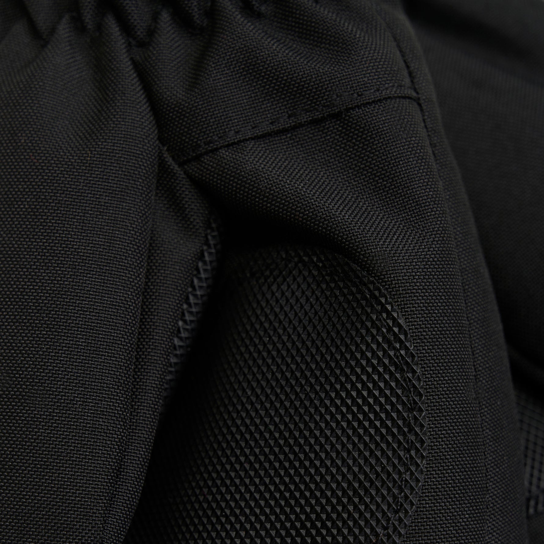 Entdecken Sie die schwarzen Fäustlinge mit praktischem Reißverschluss von Color Kids – perfekt, um kleine Hände warm und geschützt zu halten.