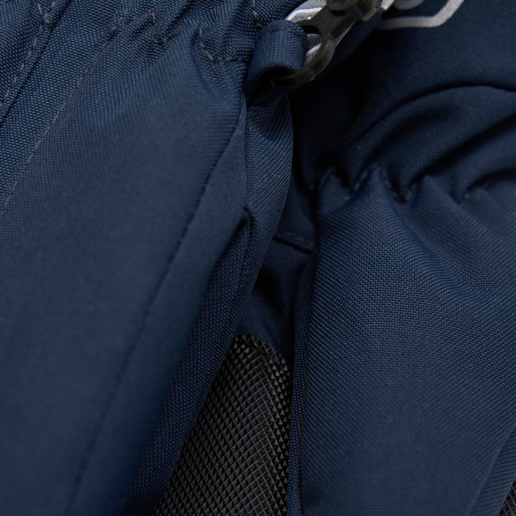 Diese dunkelblauen Fäustlinge von Color Kids sind mit feinen Augendetails versehen und bieten optimalen Schutz bei kaltem Wetter.