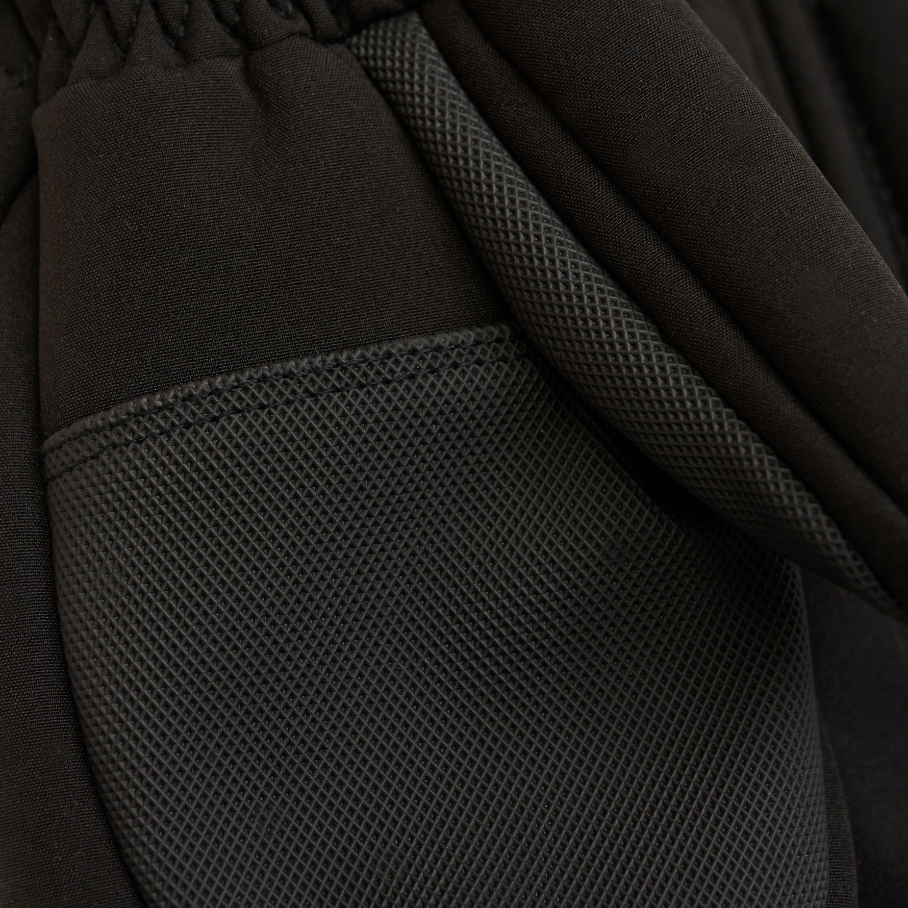 Diese schwarzen Softshell-Fäustlinge von Color Kids sind ideal für kalte Wetterbedingungen und bieten zuverlässigen Schutz und Komfort.