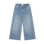 Diese klassische Wide-Leg-Jeans von Noppies besticht durch ihre entspannte Passform und zeitlose Eleganz. Der großzügige Schnitt bietet maximale Bewegungsfreiheit und Tragekomfort für den ganzen Tag. Das hochwertige 100% Baumwollmaterial ist langlebig, atmungsaktiv und wird mit jeder Wäsche weicher. Perfekt für einen modernen, lässigen Look, der sich mühelos von Casual bis Smart-Casual kombinieren lässt. Ein vielseitiges Basics-Piece für die Garderobe.