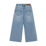 Diese klassische Wide-Leg-Jeans von Noppies besticht durch ihre entspannte Passform und zeitlose Eleganz. Der großzügige Schnitt bietet maximale Bewegungsfreiheit und Tragekomfort für den ganzen Tag. Das hochwertige 100% Baumwollmaterial ist langlebig, atmungsaktiv und wird mit jeder Wäsche weicher. Perfekt für einen modernen, lässigen Look, der sich mühelos von Casual bis Smart-Casual kombinieren lässt. Ein vielseitiges Basics-Piece für die Garderobe.