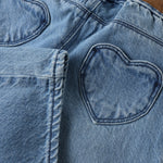 Diese klassische Wide-Leg-Jeans von Noppies besticht durch ihre entspannte Passform und zeitlose Eleganz. Der großzügige Schnitt bietet maximale Bewegungsfreiheit und Tragekomfort für den ganzen Tag. Das hochwertige 100% Baumwollmaterial ist langlebig, atmungsaktiv und wird mit jeder Wäsche weicher. Perfekt für einen modernen, lässigen Look, der sich mühelos von Casual bis Smart-Casual kombinieren lässt. Ein vielseitiges Basics-Piece für die Garderobe.