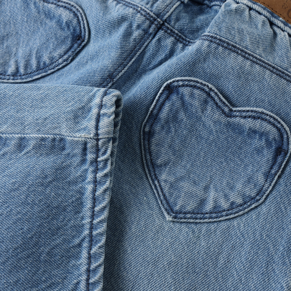 Diese klassische Wide-Leg-Jeans von Noppies besticht durch ihre entspannte Passform und zeitlose Eleganz. Der großzügige Schnitt bietet maximale Bewegungsfreiheit und Tragekomfort für den ganzen Tag. Das hochwertige 100% Baumwollmaterial ist langlebig, atmungsaktiv und wird mit jeder Wäsche weicher. Perfekt für einen modernen, lässigen Look, der sich mühelos von Casual bis Smart-Casual kombinieren lässt. Ein vielseitiges Basics-Piece für die Garderobe.