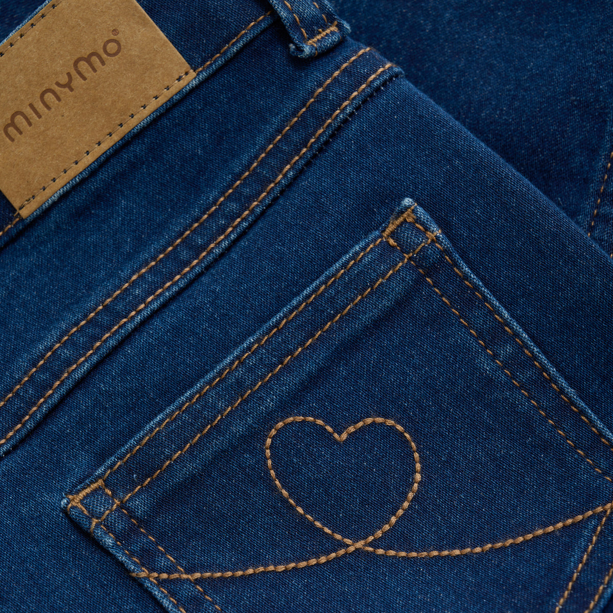 Klassische Wide Loose Fit Jeans von Minymo mit komfortablem Schnitt und hochwertiger Materialzusammensetzung für optimale Bewegungsfreiheit und Langlebigkeit.