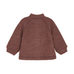 Die rot-braune Wolljacke von Celavi bietet optimalen Schutz und Komfort an kalten Tagen.