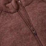 Die rot-braune Wolljacke von Celavi bietet optimalen Schutz und Komfort an kalten Tagen.