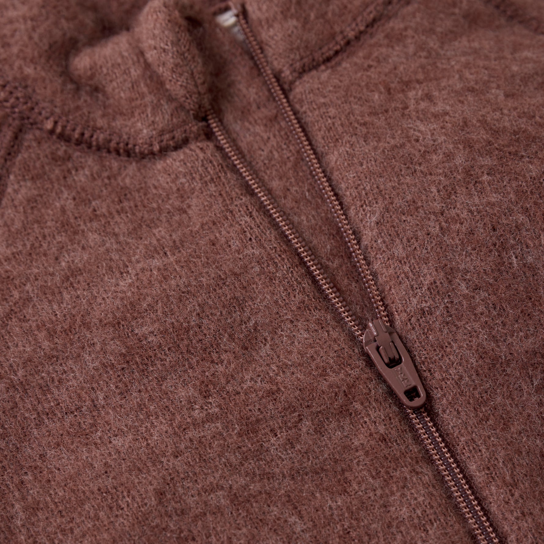 Die rot-braune Wolljacke von Celavi bietet optimalen Schutz und Komfort an kalten Tagen.