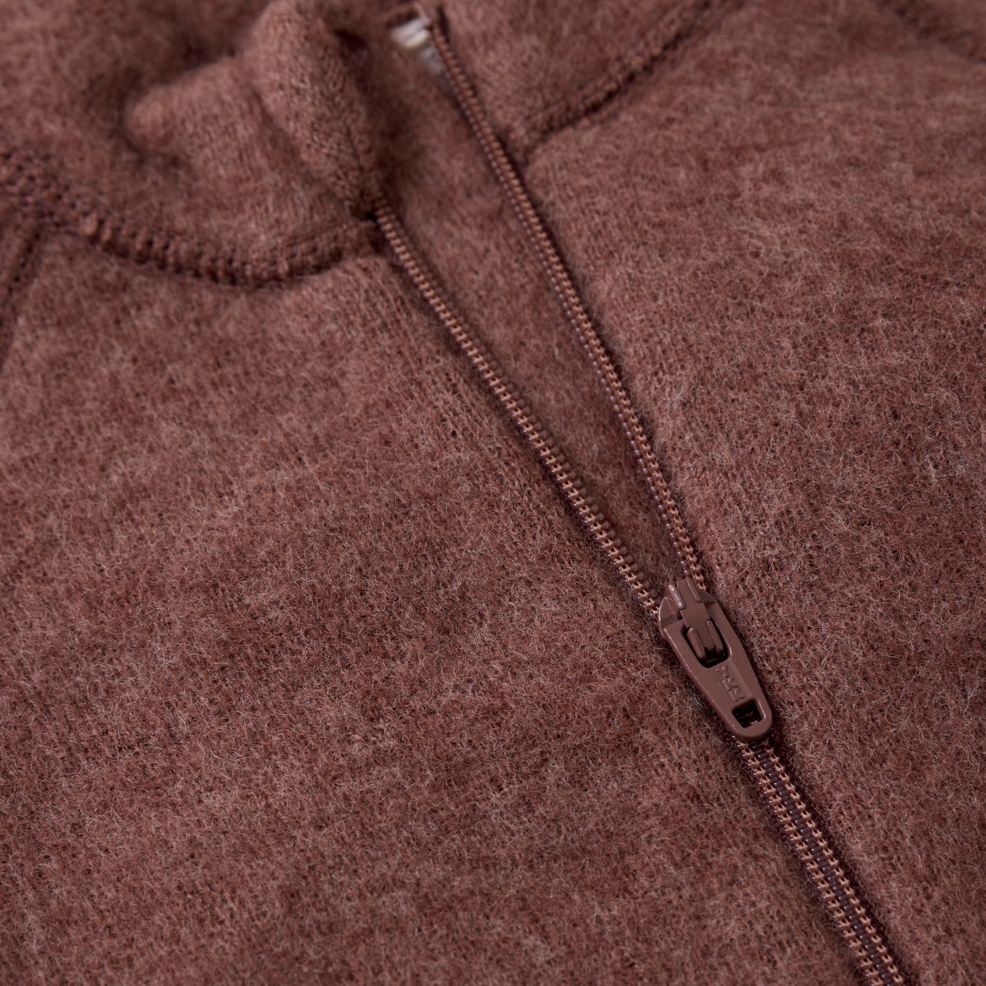 Die rot-braune Wolljacke von Celavi bietet optimalen Schutz und Komfort an kalten Tagen.