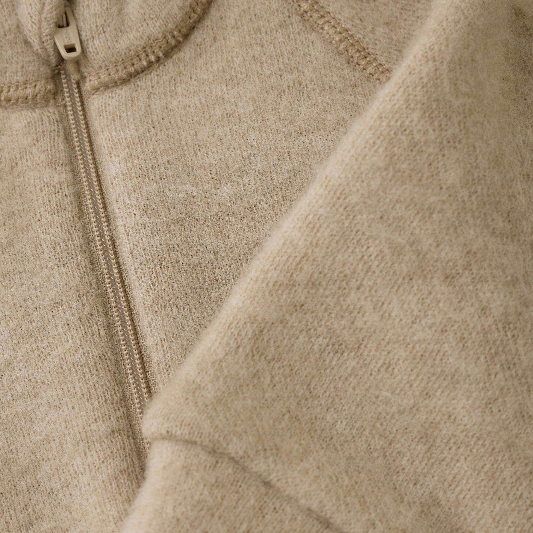 Erleben Sie die kuschelige beige Wolljacke von Celavi, die Komfort und Stil perfekt vereint.