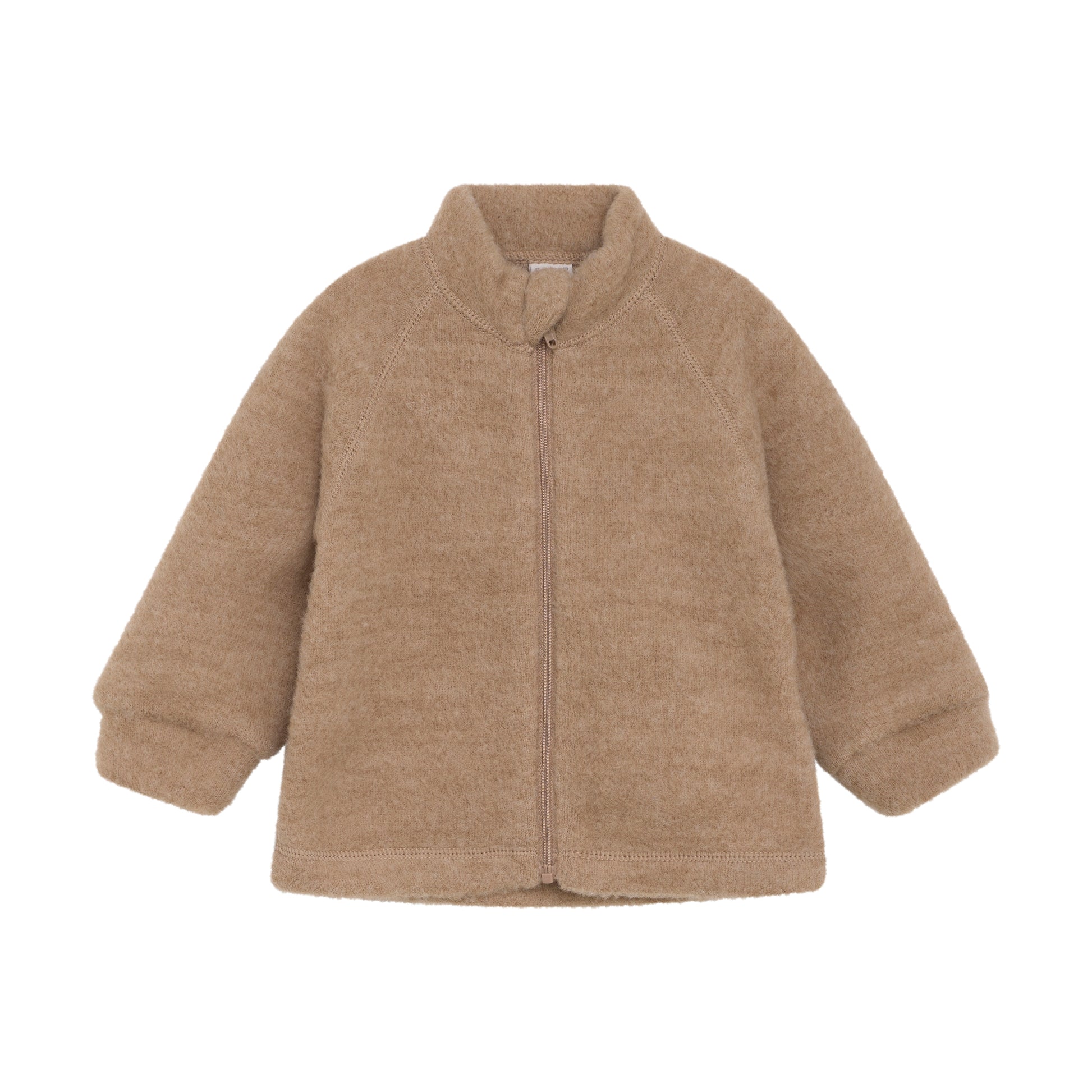 Kleide dein Baby mit Stil in unsere beigefarbene Weste von Celavi aus weicher Wolle mit Reißverschluss, die gleichzeitig Wärme und Komfort bietet. Perfekt für kühlere Tage und schick genug für jeden Anlass.