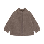 Diese hochwertige Wolljacke von Celavi besticht durch ihre zeitlose Eleganz und praktische Funktionalität. Das warme Braun schmeichelt jedem Hautton und passt zu vielen Outfits. Der durchgehende Zipper ermöglicht einfaches An- und Ausziehen und ermöglicht flexible Temperaturregelung. Die 100% Wolle bietet natürliche Wärmeisolation, Atmungsaktivität und Langlebigkeit. Perfekt für Übergangsjahreszeiten und kühle Tage. Ein vielseitiges Basics-Piece, das in keinem Kleiderschrank fehlen sollte.
