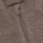 Diese hochwertige Wolljacke von Celavi besticht durch ihre zeitlose Eleganz und praktische Funktionalität. Das warme Braun schmeichelt jedem Hautton und passt zu vielen Outfits. Der durchgehende Zipper ermöglicht einfaches An- und Ausziehen und ermöglicht flexible Temperaturregelung. Die 100% Wolle bietet natürliche Wärmeisolation, Atmungsaktivität und Langlebigkeit. Perfekt für Übergangsjahreszeiten und kühle Tage. Ein vielseitiges Basics-Piece, das in keinem Kleiderschrank fehlen sollte.