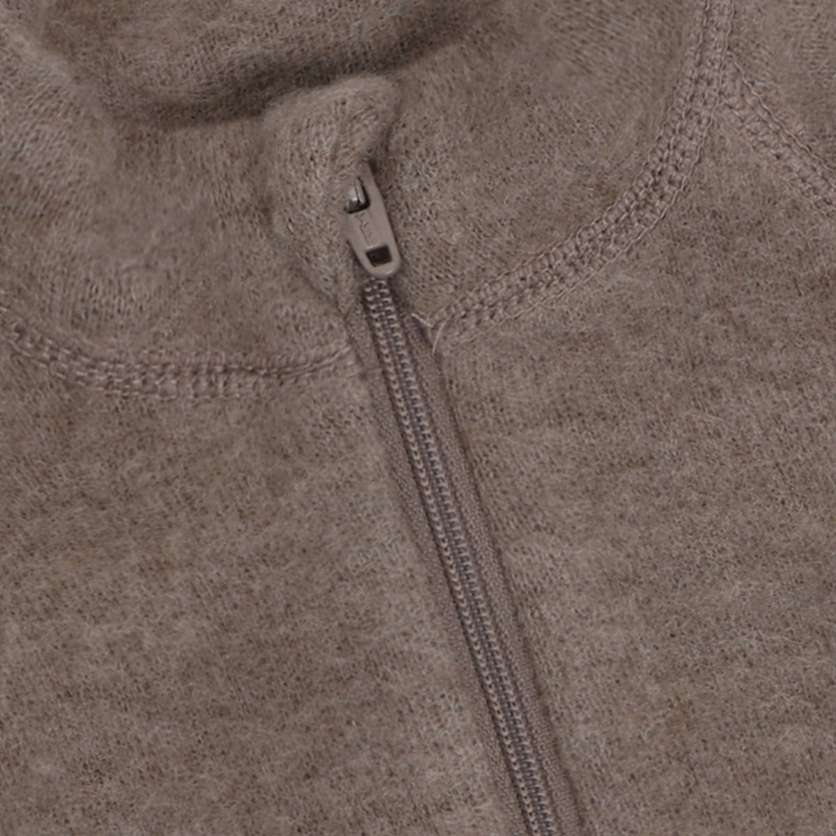 Diese hochwertige Wolljacke von Celavi besticht durch ihre zeitlose Eleganz und praktische Funktionalität. Das warme Braun schmeichelt jedem Hautton und passt zu vielen Outfits. Der durchgehende Zipper ermöglicht einfaches An- und Ausziehen und ermöglicht flexible Temperaturregelung. Die 100% Wolle bietet natürliche Wärmeisolation, Atmungsaktivität und Langlebigkeit. Perfekt für Übergangsjahreszeiten und kühle Tage. Ein vielseitiges Basics-Piece, das in keinem Kleiderschrank fehlen sollte.