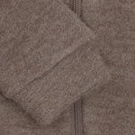 Diese hochwertige Wolljacke von Celavi besticht durch ihre zeitlose Eleganz und praktische Funktionalität. Das warme Braun schmeichelt jedem Hautton und passt zu vielen Outfits. Der durchgehende Zipper ermöglicht einfaches An- und Ausziehen und ermöglicht flexible Temperaturregelung. Die 100% Wolle bietet natürliche Wärmeisolation, Atmungsaktivität und Langlebigkeit. Perfekt für Übergangsjahreszeiten und kühle Tage. Ein vielseitiges Basics-Piece, das in keinem Kleiderschrank fehlen sollte.