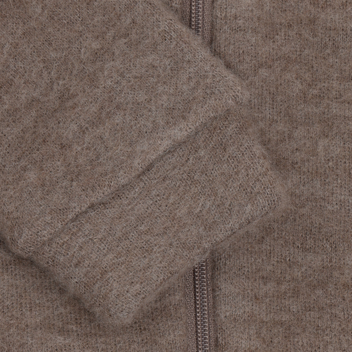 Diese hochwertige Wolljacke von Celavi besticht durch ihre zeitlose Eleganz und praktische Funktionalität. Das warme Braun schmeichelt jedem Hautton und passt zu vielen Outfits. Der durchgehende Zipper ermöglicht einfaches An- und Ausziehen und ermöglicht flexible Temperaturregelung. Die 100% Wolle bietet natürliche Wärmeisolation, Atmungsaktivität und Langlebigkeit. Perfekt für Übergangsjahreszeiten und kühle Tage. Ein vielseitiges Basics-Piece, das in keinem Kleiderschrank fehlen sollte.