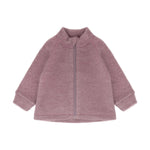 Die rosa Wolljacke mit Zipper von Celavi ist ein zeitloses Klassiker-Stück für jeden Kleiderschrank. Mit ihrem weichen, hochwertigen Wollstoff bietet sie optimalen Tragekomfort und Wärmeschutz an kühleren Tagen. Der praktische Zipper ermöglicht einfaches An- und Ausziehen, während die schlichte Farbgebung vielseitig kombinierbar ist. Perfekt für Freizeit und Alltag.