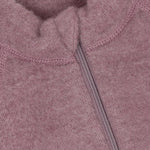 Die rosa Wolljacke mit Zipper von Celavi ist ein zeitloses Klassiker-Stück für jeden Kleiderschrank. Mit ihrem weichen, hochwertigen Wollstoff bietet sie optimalen Tragekomfort und Wärmeschutz an kühleren Tagen. Der praktische Zipper ermöglicht einfaches An- und Ausziehen, während die schlichte Farbgebung vielseitig kombinierbar ist. Perfekt für Freizeit und Alltag.