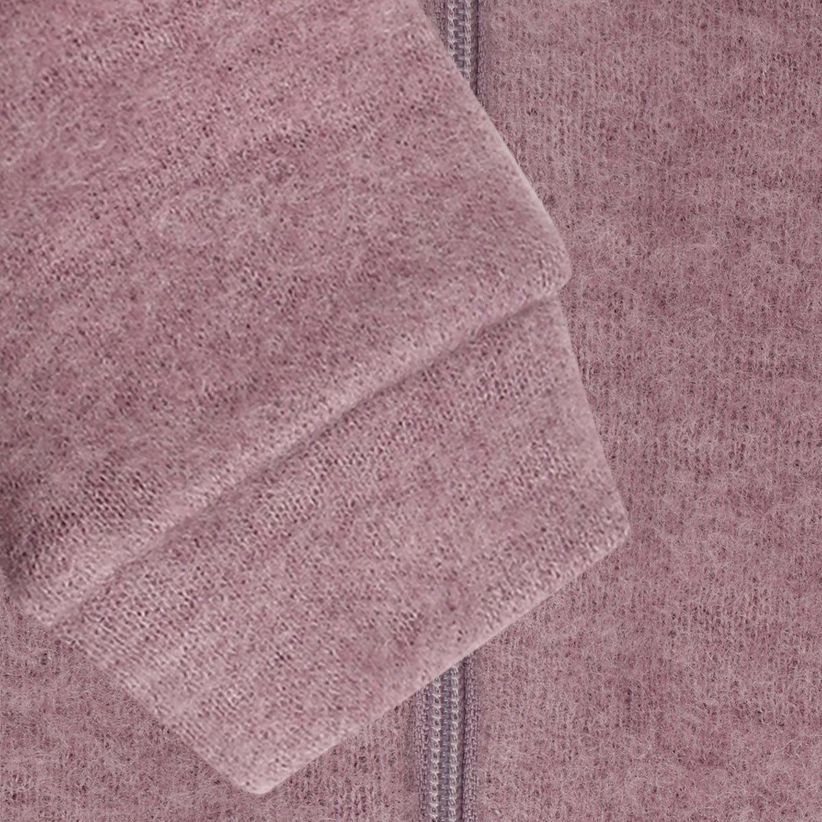 Die rosa Wolljacke mit Zipper von Celavi ist ein zeitloses Klassiker-Stück für jeden Kleiderschrank. Mit ihrem weichen, hochwertigen Wollstoff bietet sie optimalen Tragekomfort und Wärmeschutz an kühleren Tagen. Der praktische Zipper ermöglicht einfaches An- und Ausziehen, während die schlichte Farbgebung vielseitig kombinierbar ist. Perfekt für Freizeit und Alltag.
