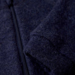 Diese dunkelblaue Wolljacke von Celavi bietet angenehme Wärme und ist ideal für kühle Tage.