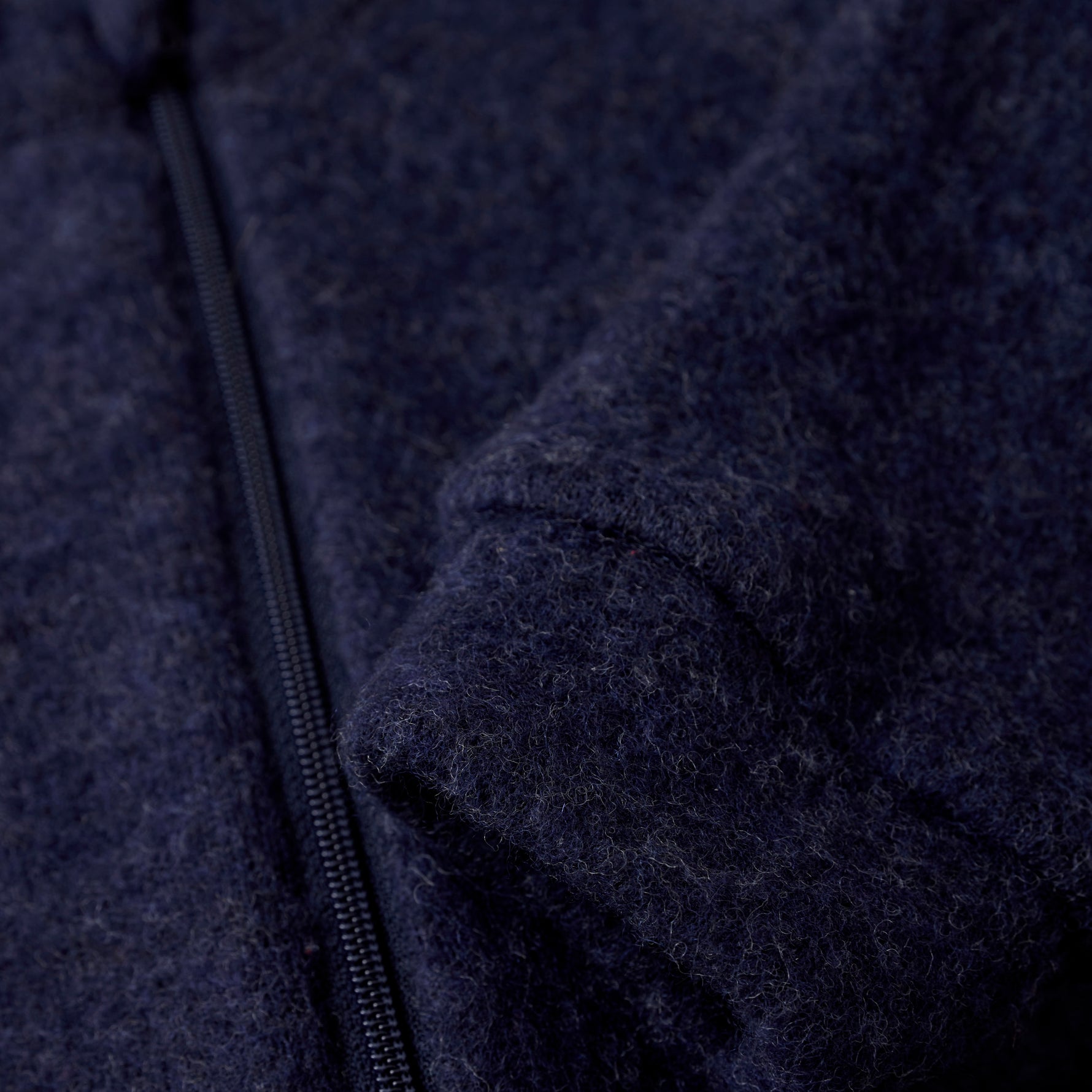 Diese dunkelblaue Wolljacke von Celavi bietet angenehme Wärme und ist ideal für kühle Tage.