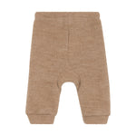 Diese Hose ist aus weicher Wolle gefertigt und eignet sich perfekt für Babys. Sie hält Ihr Kind warm und ist gleichzeitig angenehm zu tragen. Perfekt für kalte Wintertage oder gemütliche Spaziergänge im Herbst. 