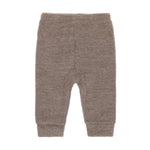 Diese elegante Wollhose von Celavi besticht durch ihre hochwertige Verarbeitung und zeitlose Optik. Die braune Färbung passt perfekt zu verschiedenen Outfits und Jahreszeiten. Das Material aus 100% Wolle sorgt für natürliche Wärmeisolation, Atmungsaktivität und angenehmen Tragekomfort. Die Hose ist langlebig, pflegeleicht und behält ihre Form über lange Zeit. Ideal für Alltag und besondere Anlässe – ein vielseitiges Kleidungsstück für jeden Kleiderschrank.